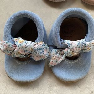 Freshly Picked buncha posies knotted bow moccasins size 2